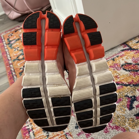 On Cloud Sneakers - Picture 2 of 4